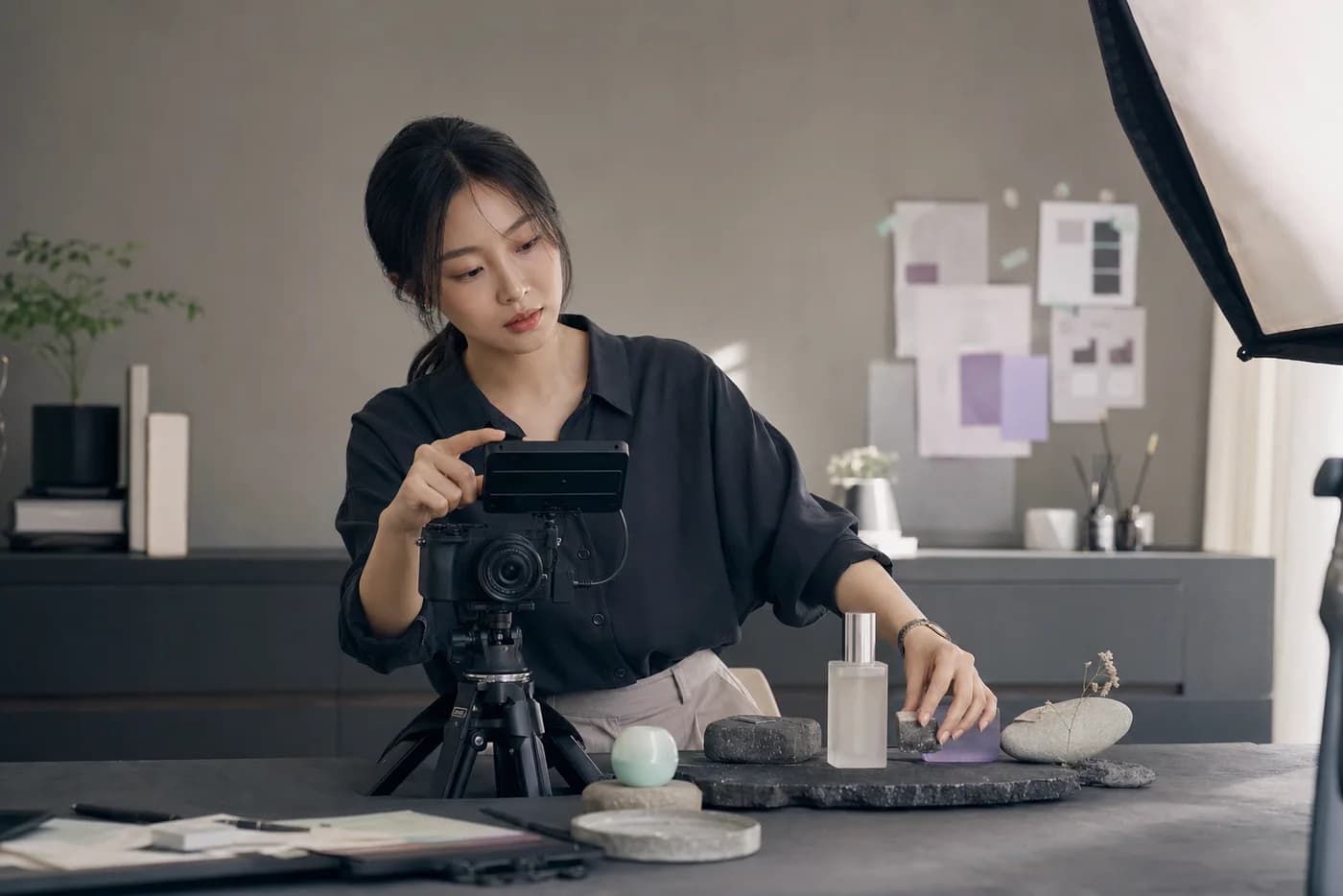 스튜디오에서 제품 콘텐츠를 촬영하는 크리에이터